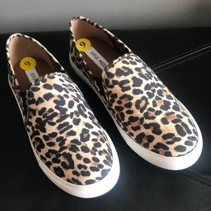 Steve Madden size 9 leopard slip on sneaker